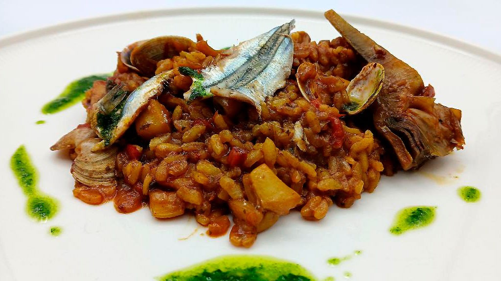 Arroz de choco, alcachofas y boquerones