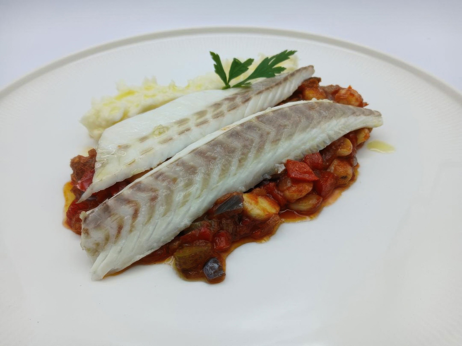 Pescado a la sal y caponata de langostinos 