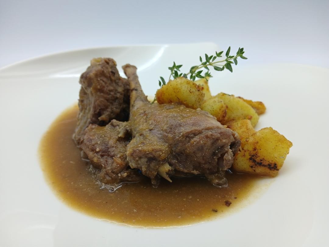 Conejo en salsa con patatas al romero