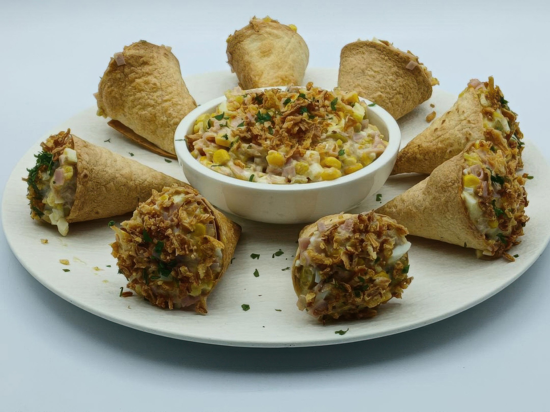 Habas esparragadas y cucuruchos de ensaladilla