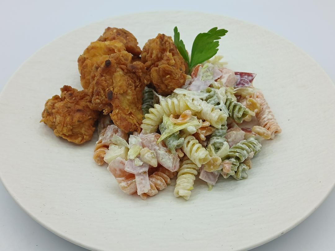 Lagrimitas de pollo y ensalada ranchera